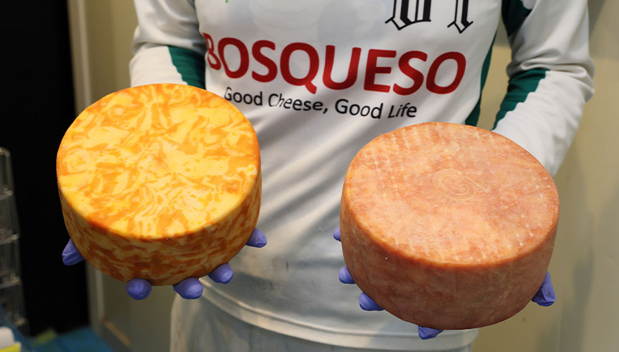 熟成約5日（左）と1ヵ月（左）の違い。最終的には4カ月熟成します