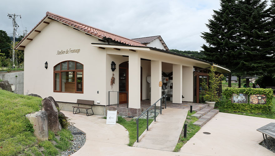 チーズを贅沢に使った料理が楽しめる「森のチーズテラス レストラン」。