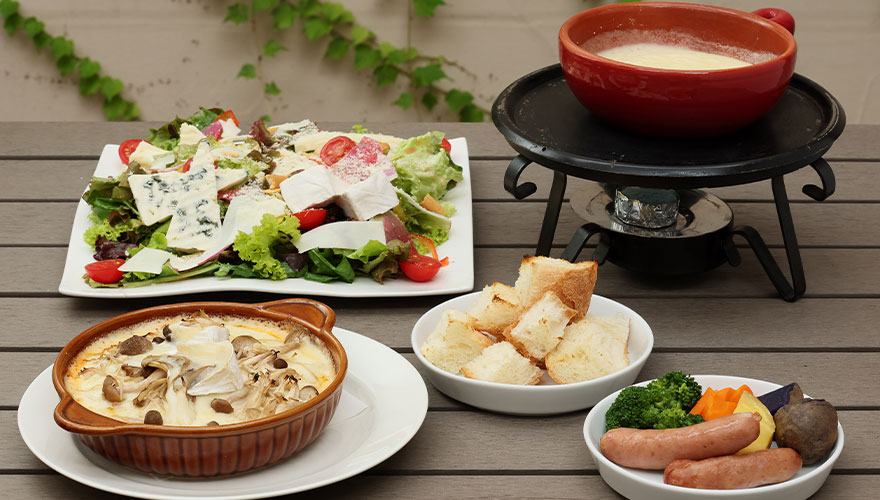 人気メニューは「きのこ焼きチーズドリア カマンベール」「自家製チーズの贅沢サラダ」「チーズフォンデュ」