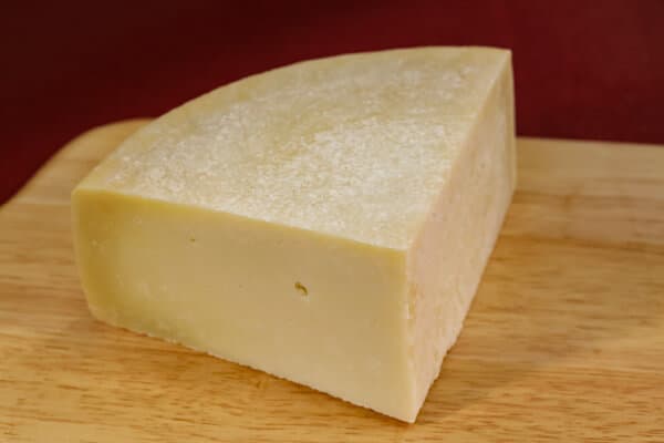 硬いヤギのチーズ