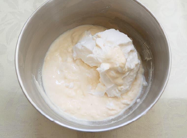 卵黄をほぐし、グラニュー糖の1/3量程度を加えてホイッパーですり混ぜる。フロマージュ・ブランと牛乳を加えて混ぜ、薄力粉とベーキングパウダーを合わせたものをふるい入れて混ぜる。